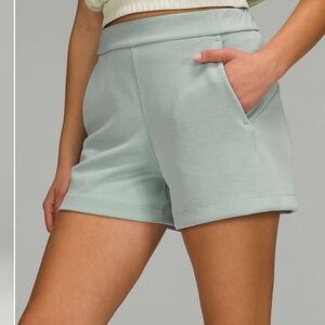 Lululemon Softstreme Relaxed Short 4" | Size 8